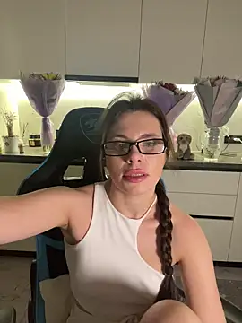 CurlyLara Live Webcam on Stripchat