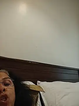 Webcam Model (NakedMILFx)  is live.Free join now!