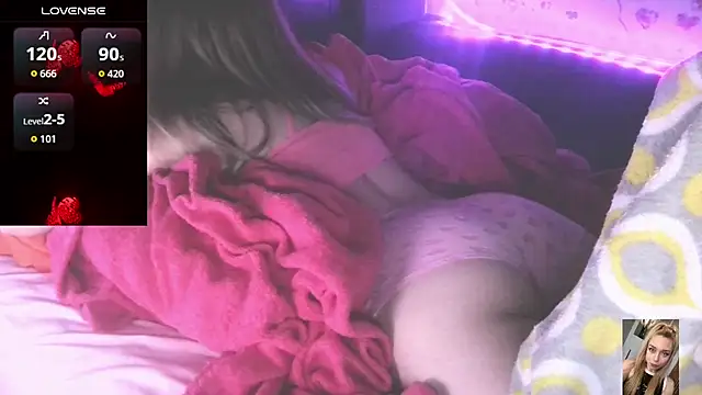 Blondiewithanass webcam