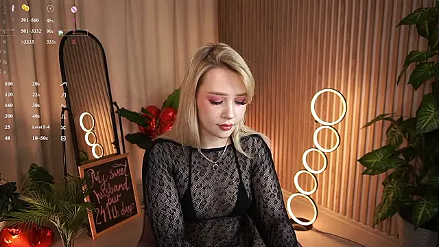 LauraWifeness webcam