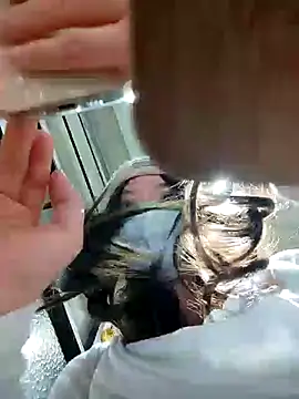 美女TBgril在线直播