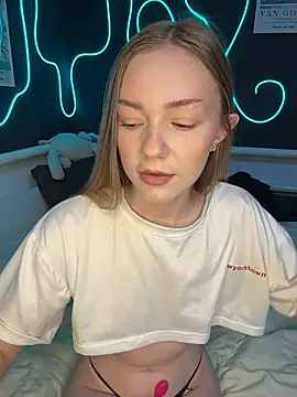 Webcam Model (MilaMoone)  is live.Free join now!