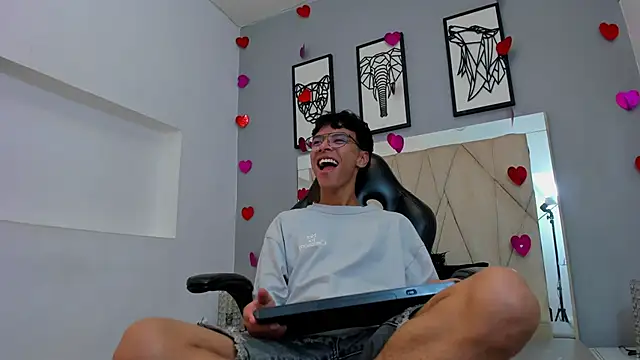 adams_bobby Live Webcam on Stripchat