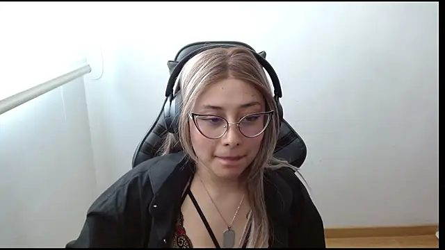 Juliexxxxtasy webcam