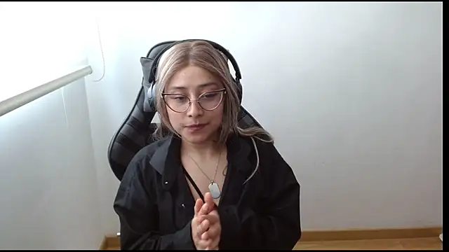 Juliexxxxtasy webcam