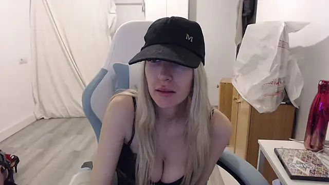 BarbieBlondieGirl webcam