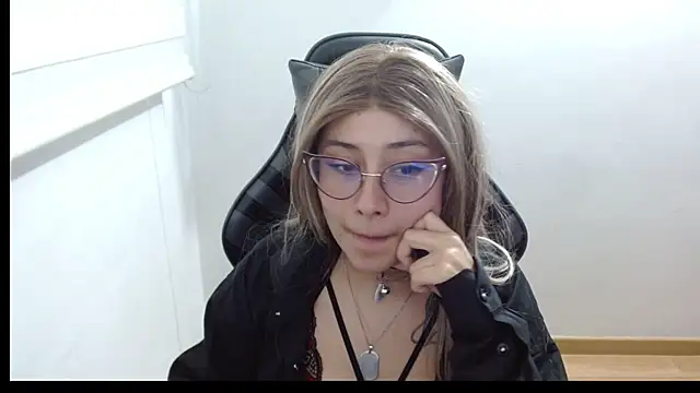 Juliexxxxtasy webcam