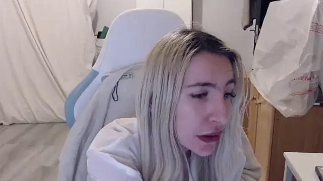 BarbieBlondieGirl webcam