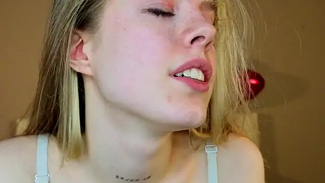 tiffinymergist (F teen) - take off my short😍