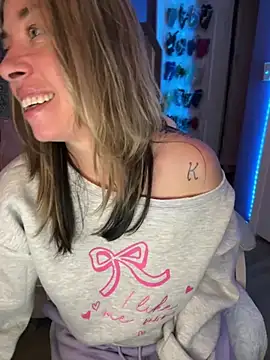 Webcam Model (MiraKisss)  is live.Free join now!