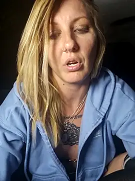 SheIsSomething webcam