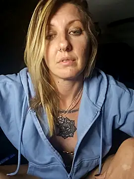 SheIsSomething webcam