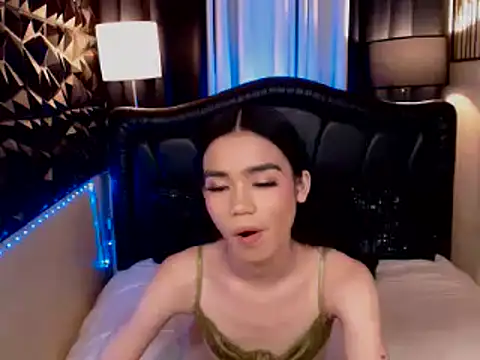 ItsurGirlMiana webcam