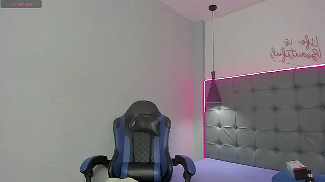 scarletcherry18 webcam