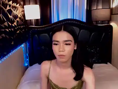 ItsurGirlMiana webcam