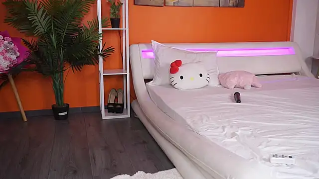 LovingBlondie webcam