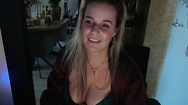 MystiqueMaven webcam