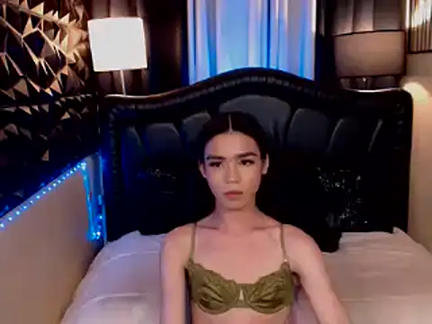 ItsurGirlMiana webcam