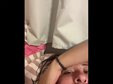 Nailealipsglossy webcam