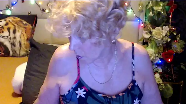 HappyWomanOn webcam