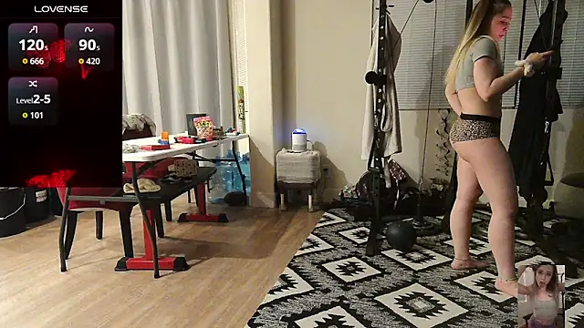 Blondiewithanass webcam