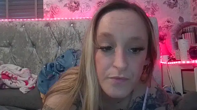 LucyRoseMae webcam