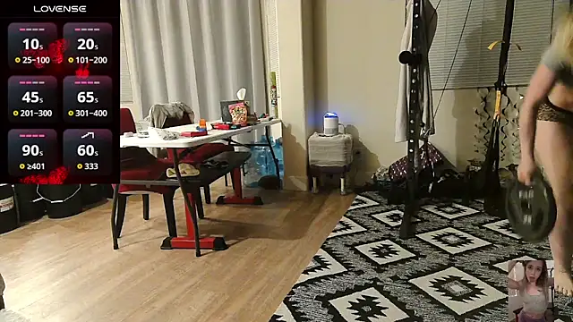 Blondiewithanass webcam