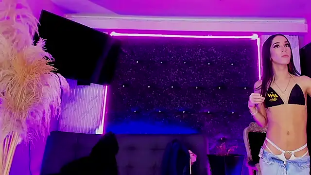 Queens_Wonders_Blonders webcam