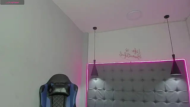 scarletcherry18 webcam