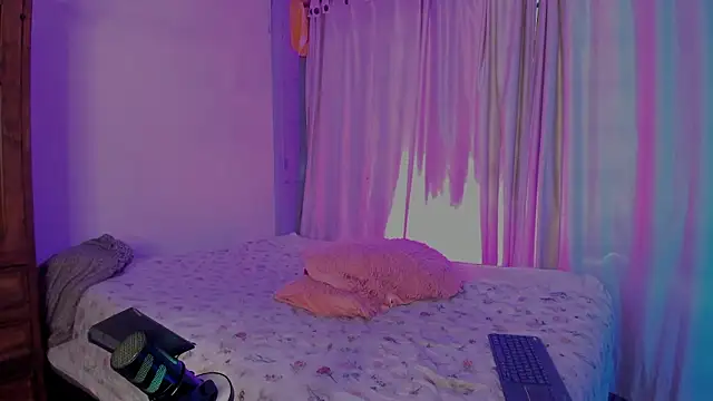 LaGoldenBitch webcam