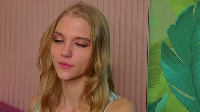 4example_Chloe webcam