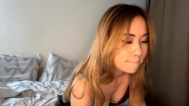 Ur_neighbor_Kira webcam