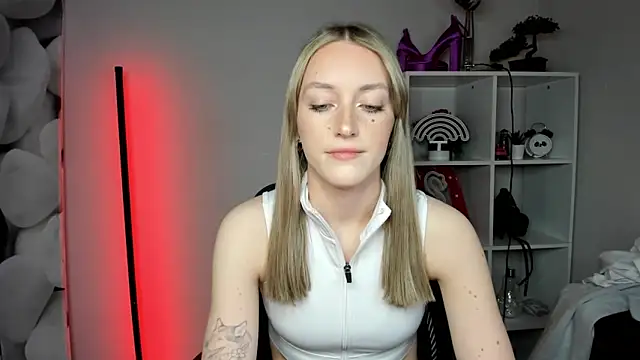 EvelynBlond webcam