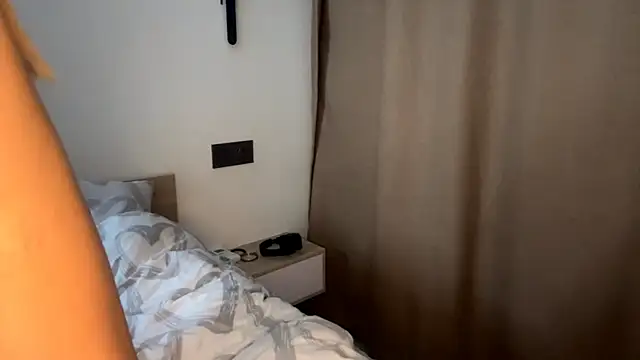 Ur_neighbor_Kira webcam