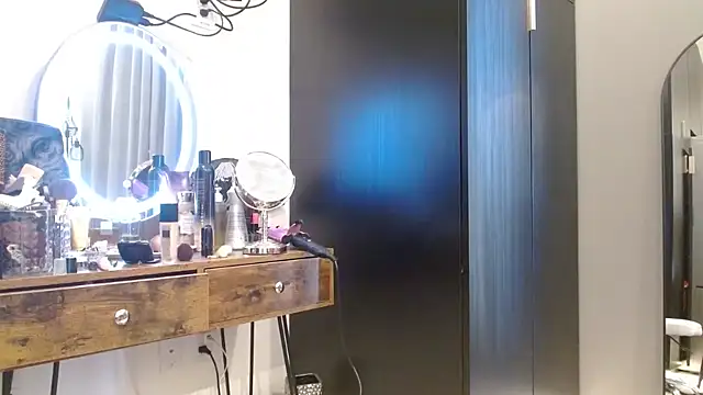 HazelSkyesChat webcam