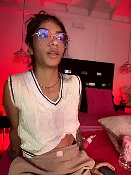 Webcam Model (TweetiePieXXX)  is live.Free join now!