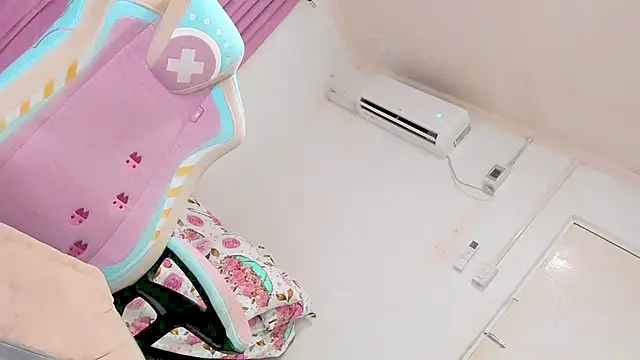 CraveMyCurves webcam