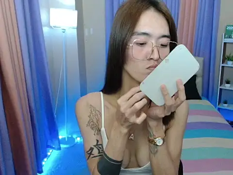 XxTsUncutAskaxX webcam