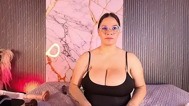 big_tits_in_your_face webcam