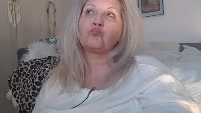 Divineblond webcam