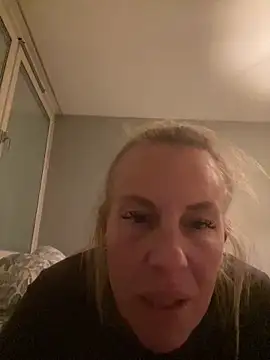 nastyblondemilf webcam