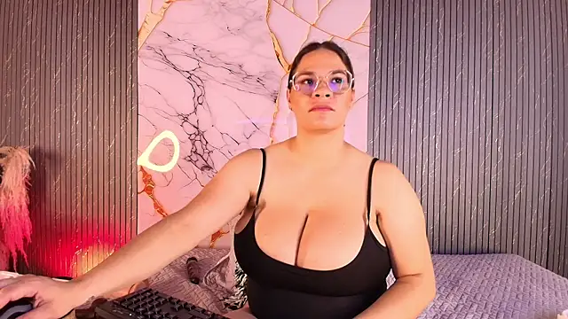 big_tits_in_your_face webcam