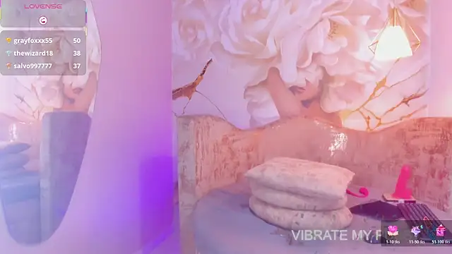 nylaroyale_cr webcam