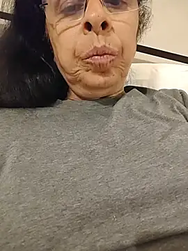 Webcam Model (NakedMILFx)  is live.Free join now!