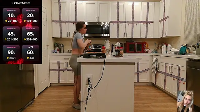 Blondiewithanass webcam