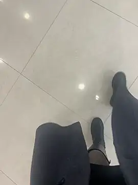 yimisun01 (F milf) - 户外超刺激……偷偷夹着小粉玩……国王👑完成✅上身真🈳𠄎分钟