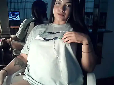 fallsforhersmile - FallsForHerSmile's free webcam - UK Sex Cams