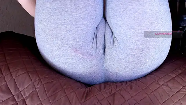 Cameltoe_squirt_inPants