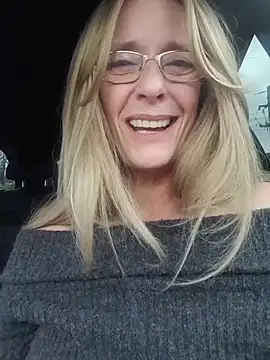 sacha_scorp (F mature) - 2 doigts dans la chatte