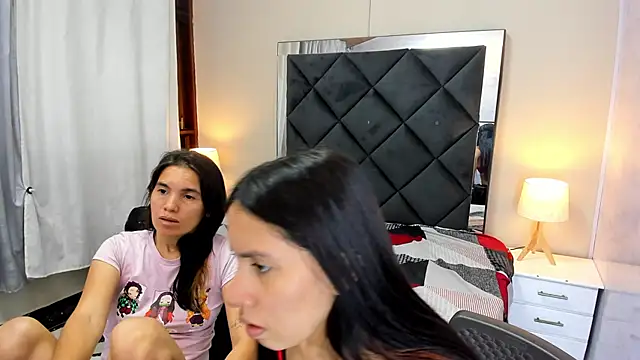 Emily_and_Soffy webcam